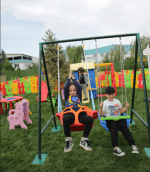 ⁦مرجيحة بسلاسل احمر– تركي - لعبة تعليمية ترفيهية آمنة للأطفال⁩ - الصورة ⁦2⁩