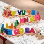 ⁦قطار الحروف الإنجليزية الخشبي - لعبة تعليمية ترفيهية آمنة للأطفال⁩ - الصورة ⁦3⁩